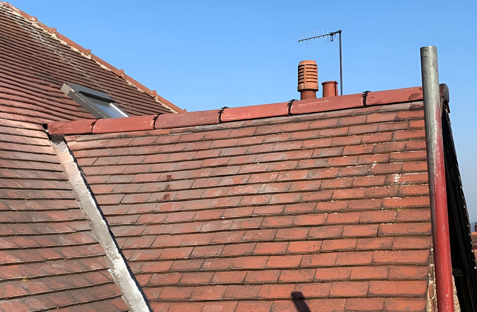 Pitched roof with ridge tiles